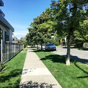  Holiday home Cozy 3bdr Near Queen Elizabeth Park