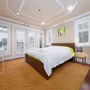https://oakridge-luxury-homestay.richmond-hotels.com